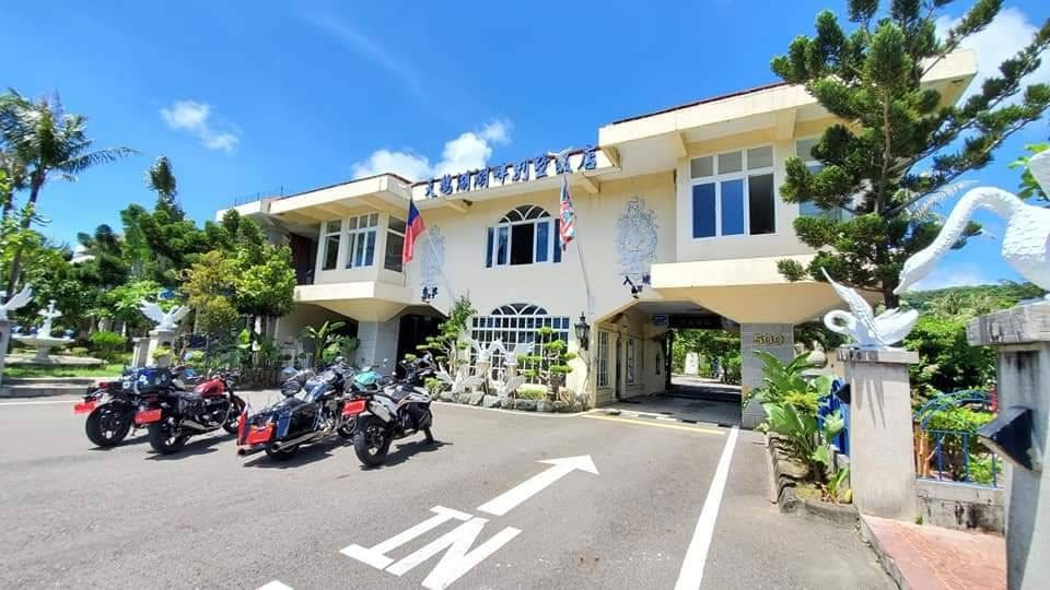 墾丁天鵝湖住宿重機大門口